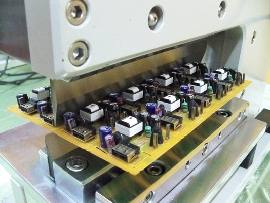 Maszyna do cięcia linijnej płytki PCB V z solidną ramą żelazną do komponentów o wysokości 50 mm