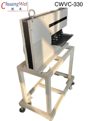 Wykwalifikowany operator określa prędkość strzyżenia w SMTfly-330 PCB V Cut Machine